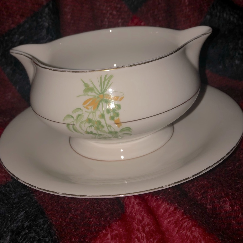 Gravy boat with attached under plate